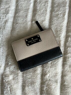 KATE SPADE Two-Tone Black and Cream Wallet